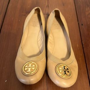 GUC Tory Burch nude ballet flats with good emblem size 8.5